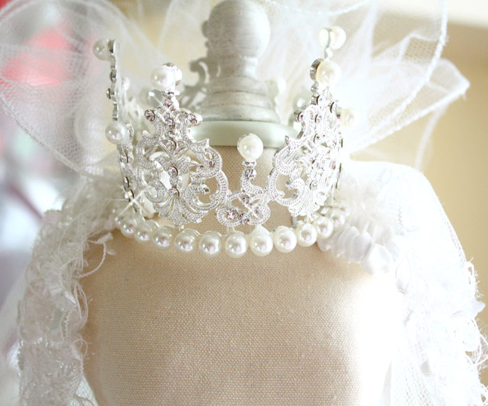 Pearl and crystal choker necklace on a mannequin bust with a blurred background